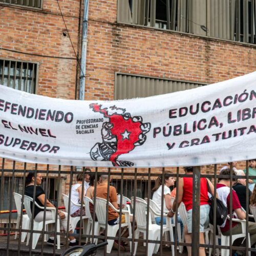 Sentada en defensa del Nivel Superior